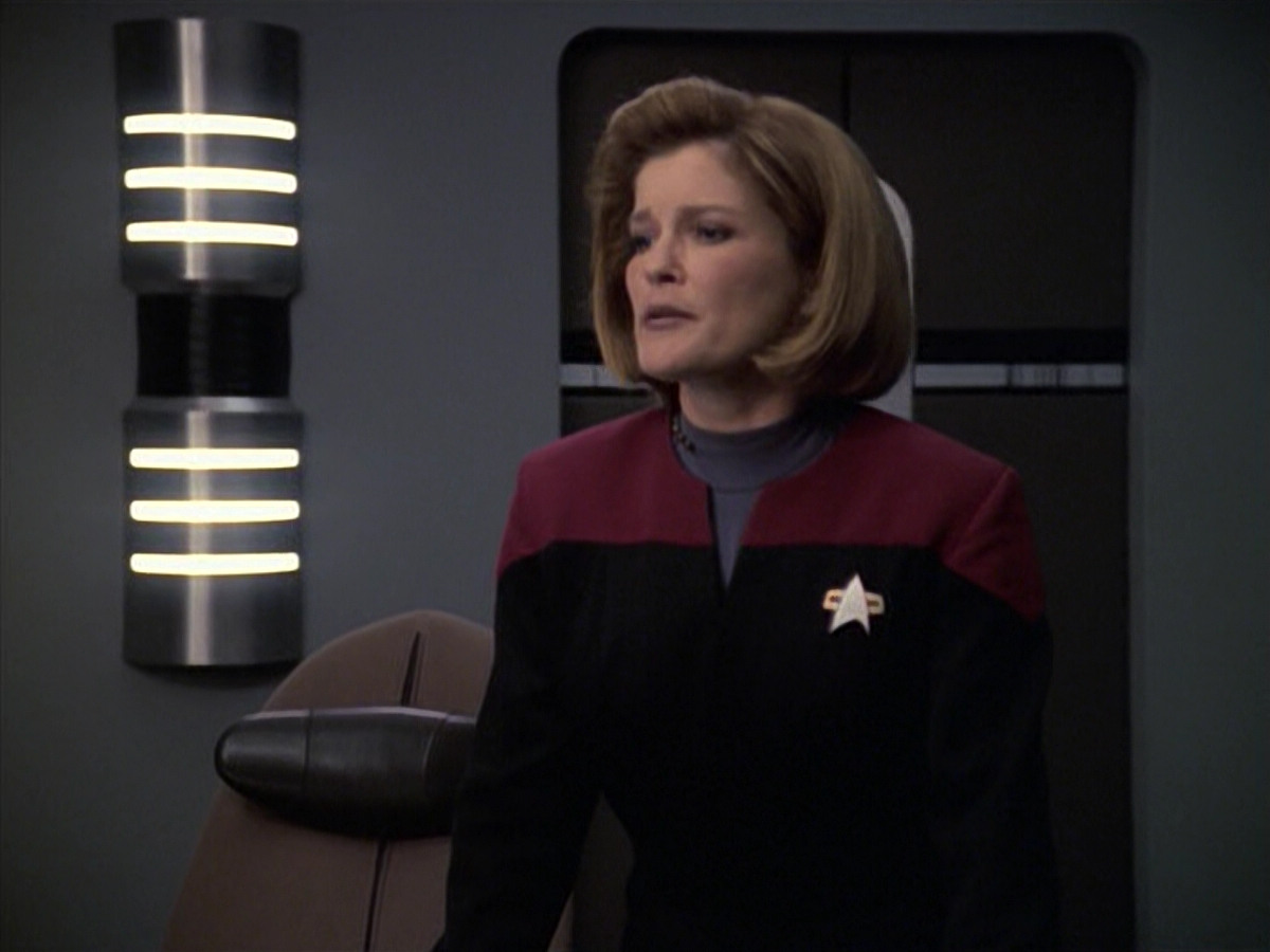 extant_StarTrek_VOY_6x08-OneSmallStep_01015.jpg