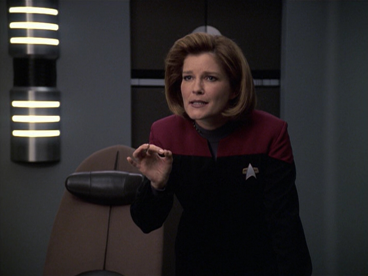 extant_StarTrek_VOY_6x08-OneSmallStep_01023.jpg