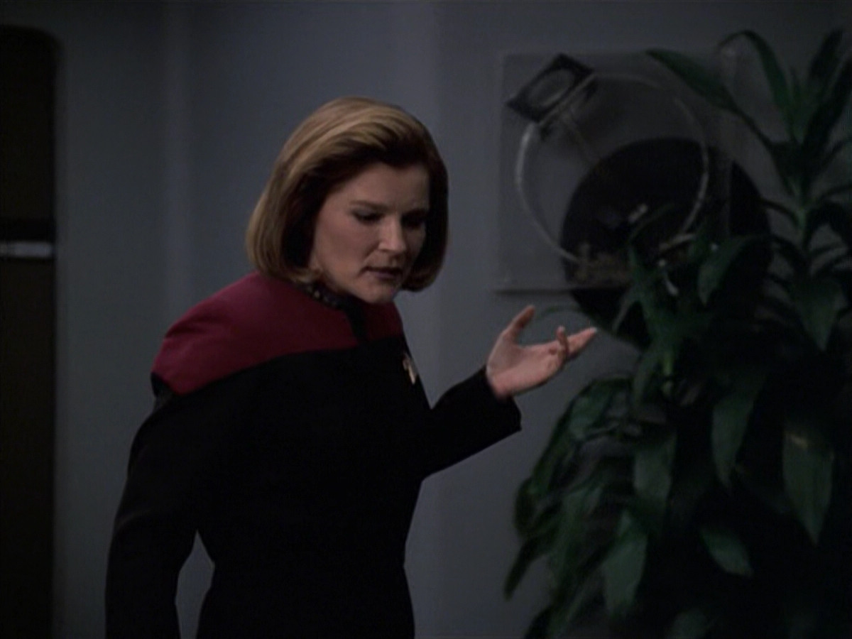 extant_StarTrek_VOY_6x08-OneSmallStep_01041.jpg