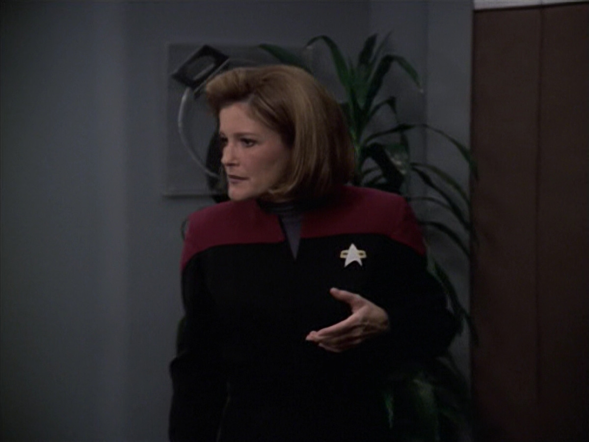 extant_StarTrek_VOY_6x08-OneSmallStep_01043.jpg