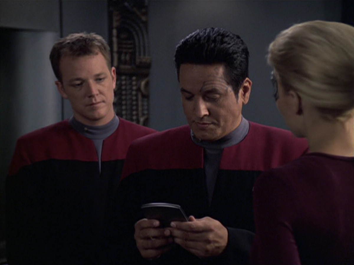 extant_StarTrek_VOY_6x08-OneSmallStep_01228.jpg