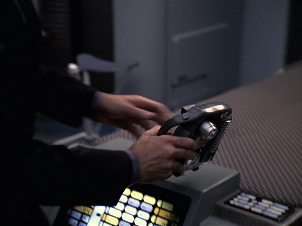 extant_StarTrek_VOY_6x08-OneSmallStep_01307.jpg