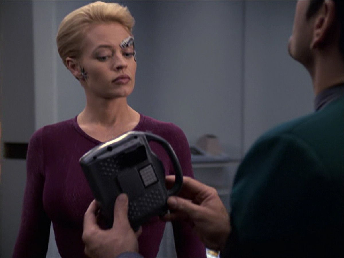 extant_StarTrek_VOY_6x08-OneSmallStep_01309.jpg