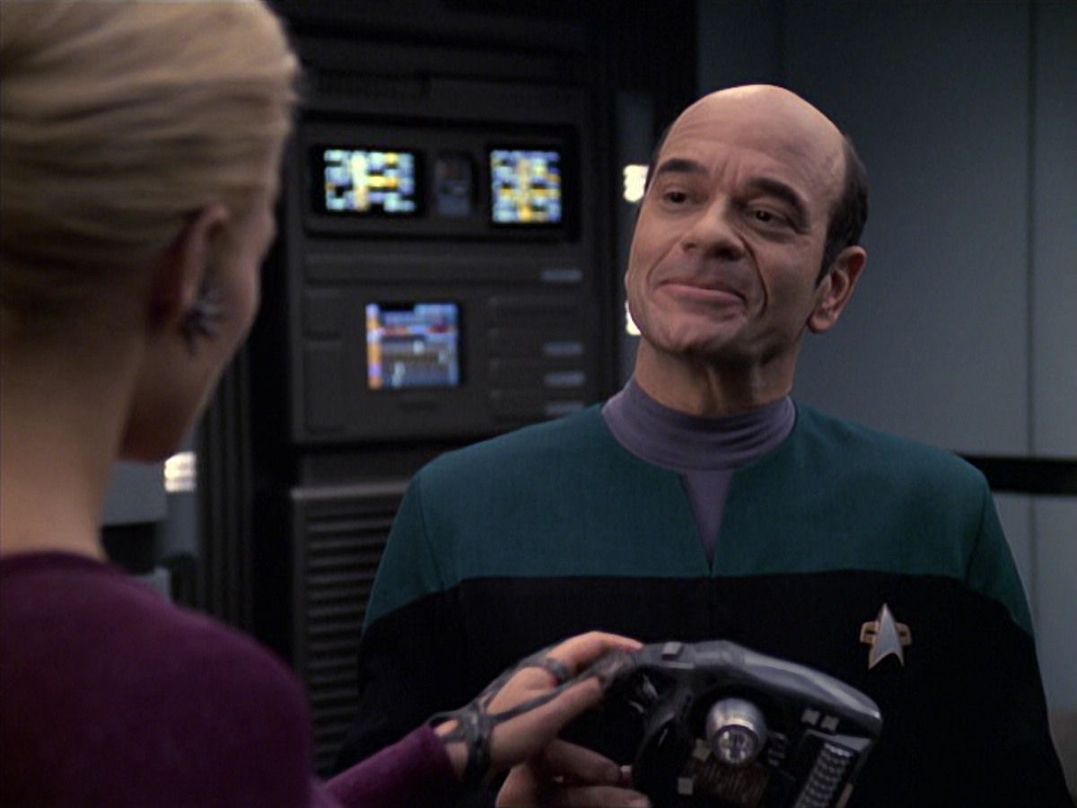 extant_StarTrek_VOY_6x08-OneSmallStep_01317.jpg