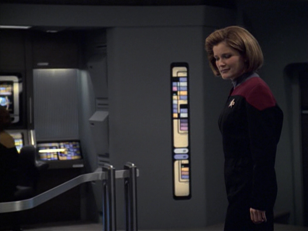extant_StarTrek_VOY_6x08-OneSmallStep_01486.jpg