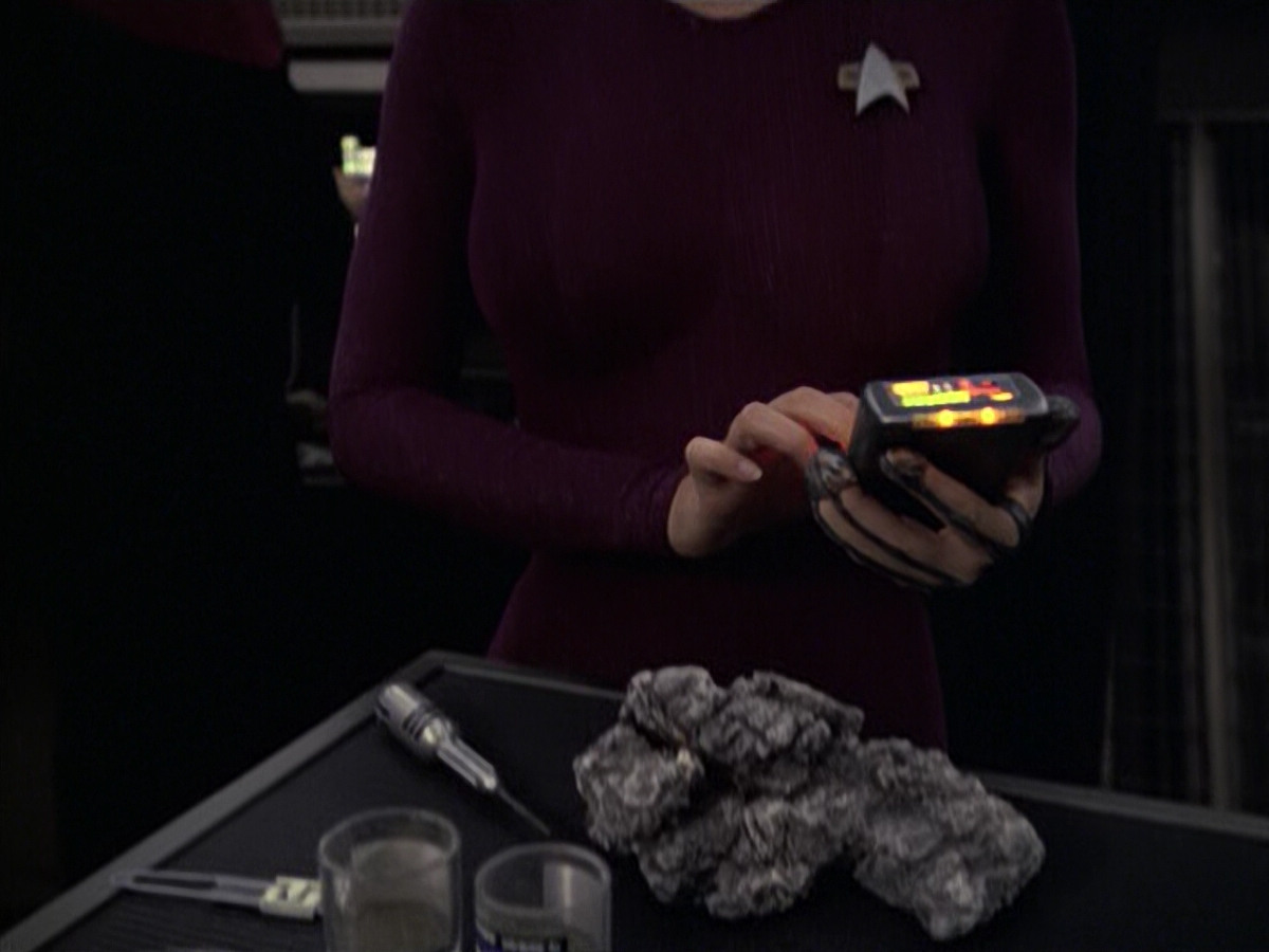 extant_StarTrek_VOY_6x08-OneSmallStep_01627.jpg