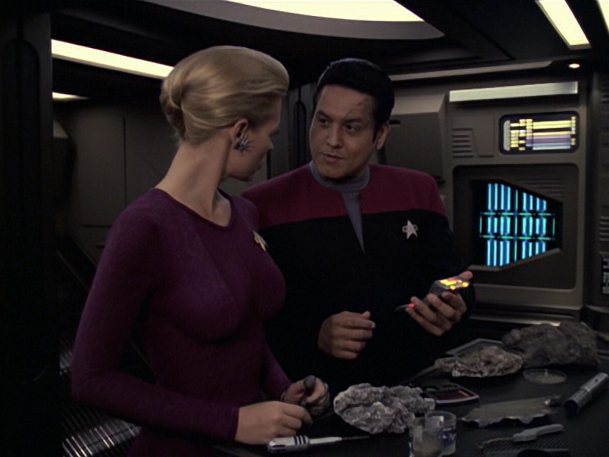 extant_StarTrek_VOY_6x08-OneSmallStep_01642.jpg