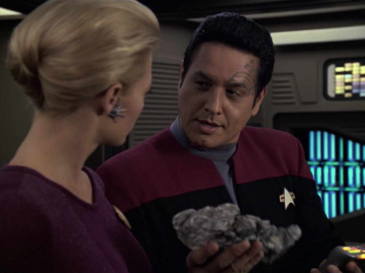 extant_StarTrek_VOY_6x08-OneSmallStep_01661.jpg