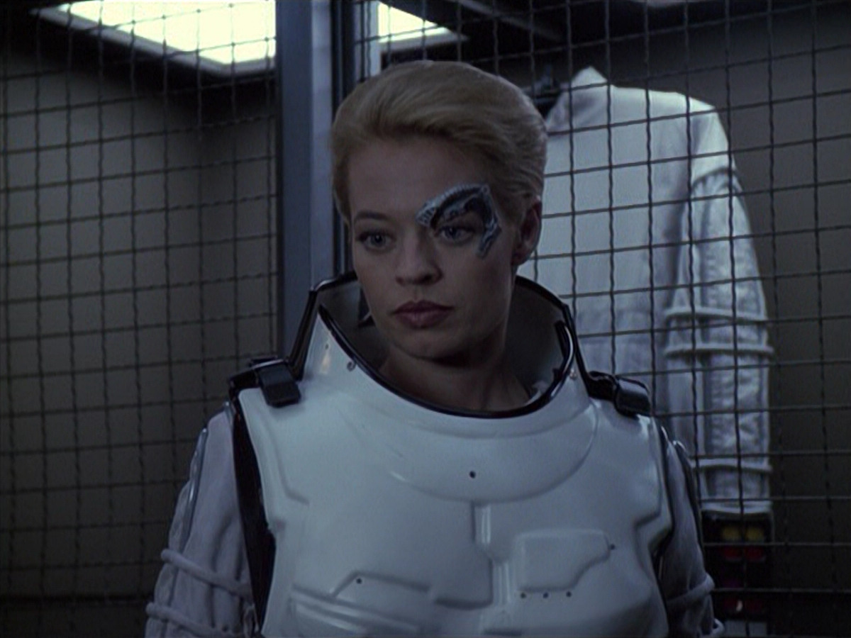 extant_StarTrek_VOY_6x08-OneSmallStep_02479.jpg