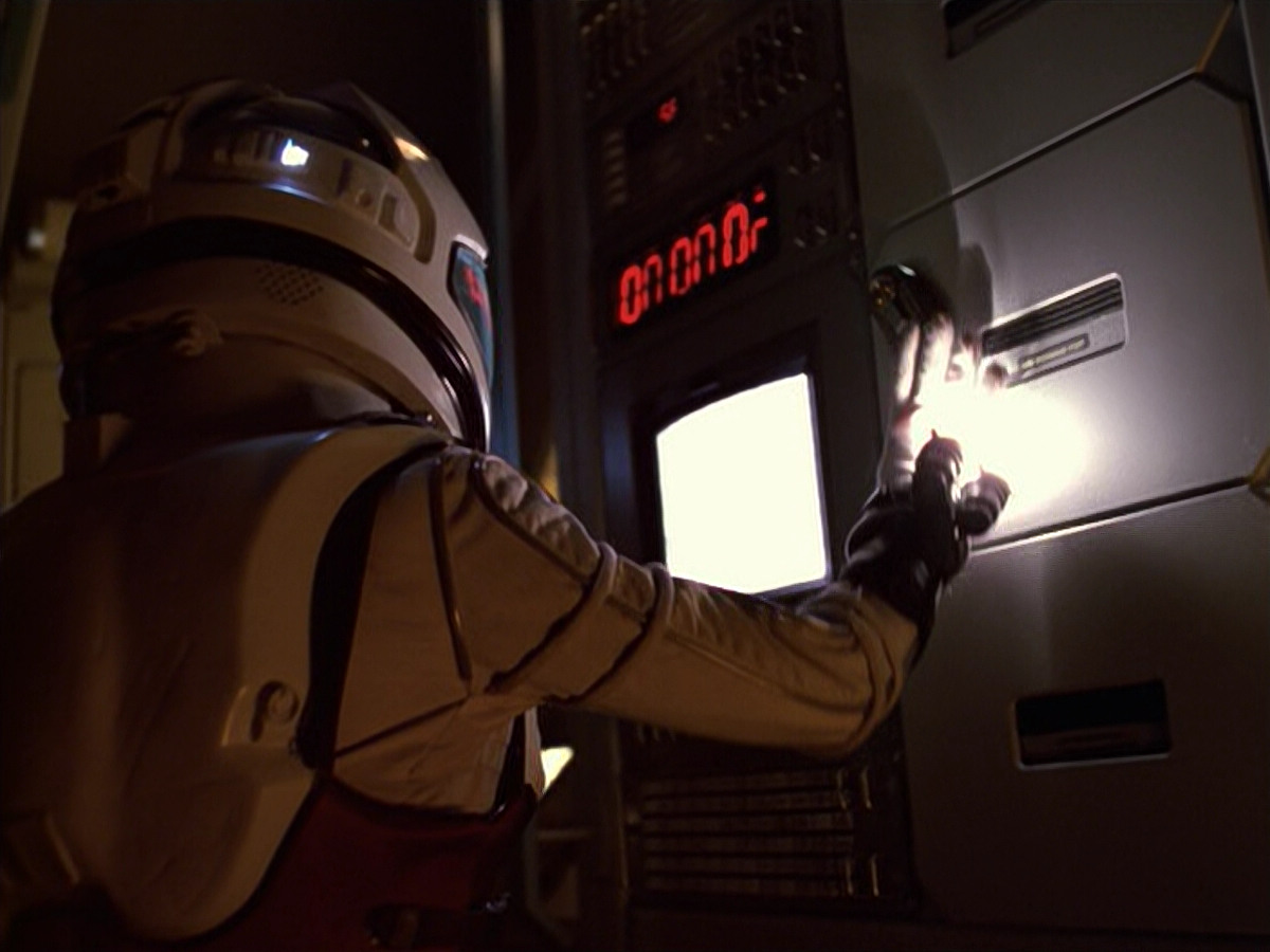 extant_StarTrek_VOY_6x08-OneSmallStep_02598.jpg