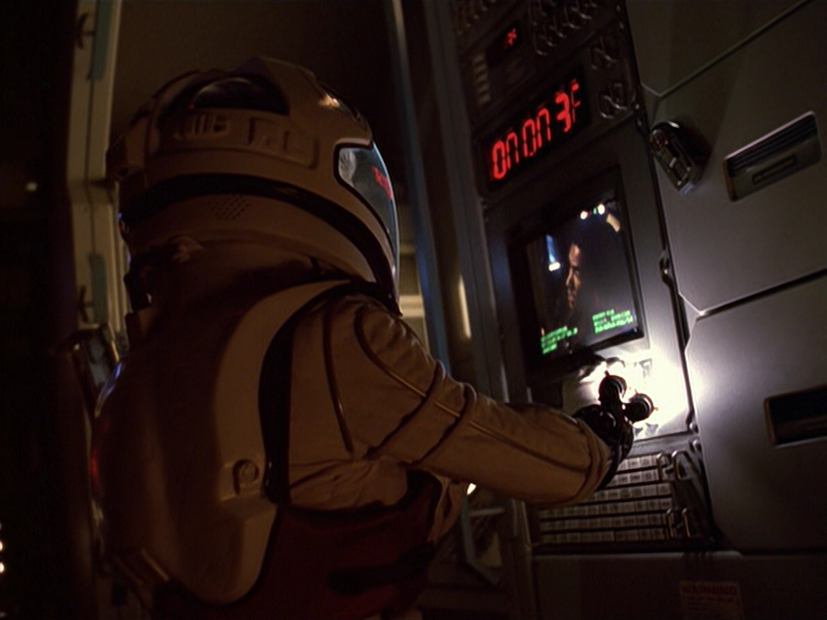 extant_StarTrek_VOY_6x08-OneSmallStep_02610.jpg