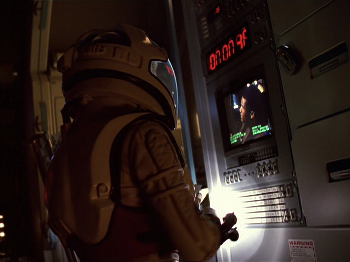 extant_StarTrek_VOY_6x08-OneSmallStep_02611.jpg