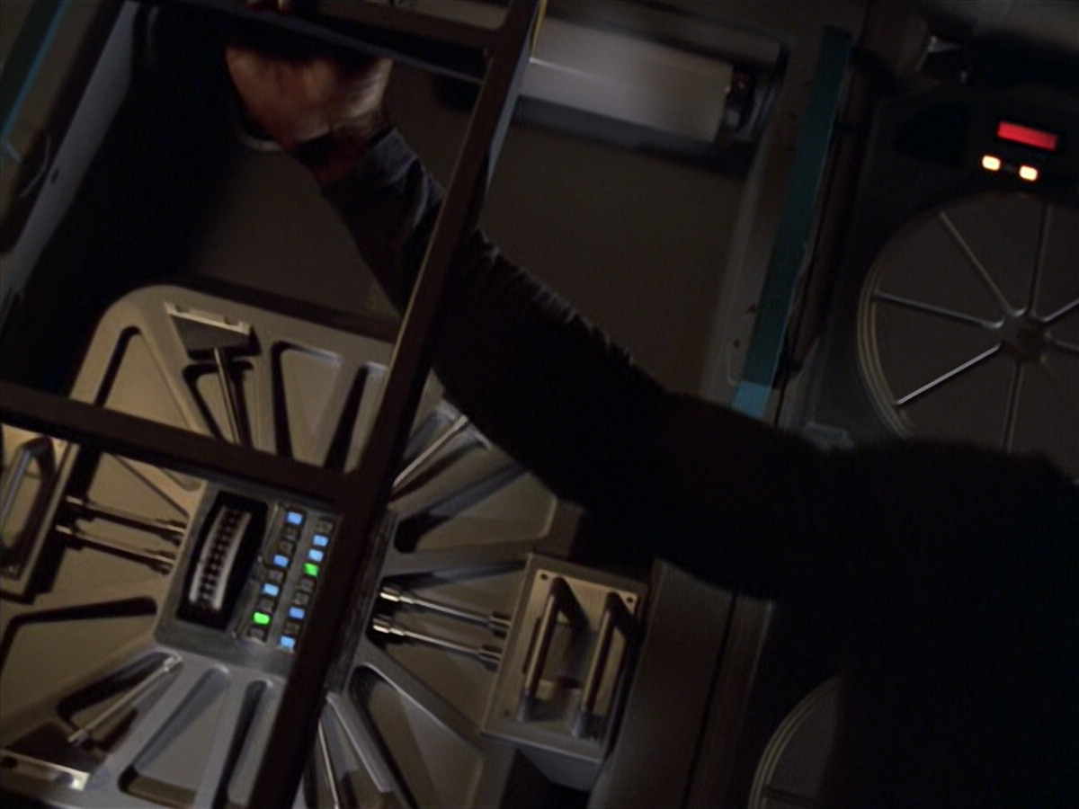 extant_StarTrek_VOY_6x08-OneSmallStep_02727.jpg