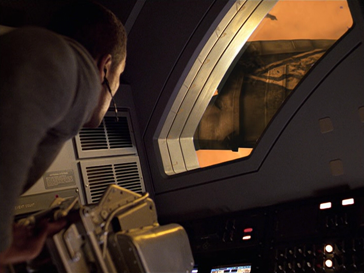 extant_StarTrek_VOY_6x08-OneSmallStep_02809.jpg