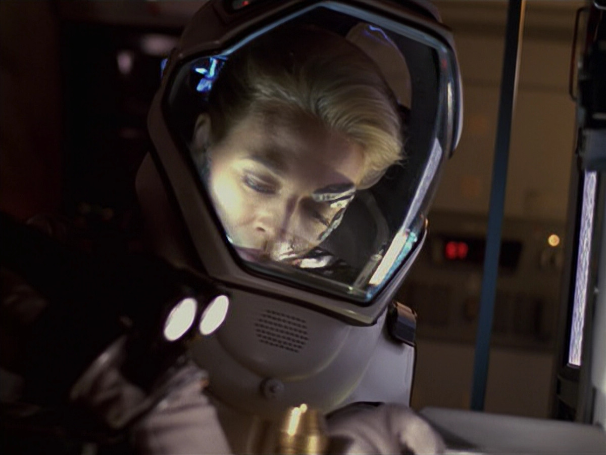 extant_StarTrek_VOY_6x08-OneSmallStep_03214.jpg