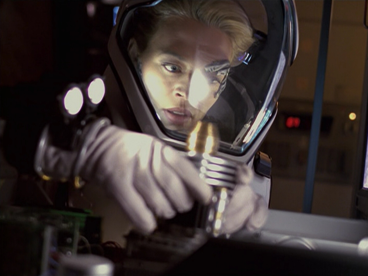 extant_StarTrek_VOY_6x08-OneSmallStep_03221.jpg