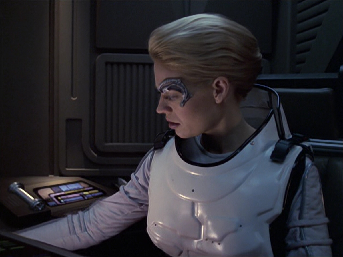 extant_StarTrek_VOY_6x08-OneSmallStep_03344.jpg