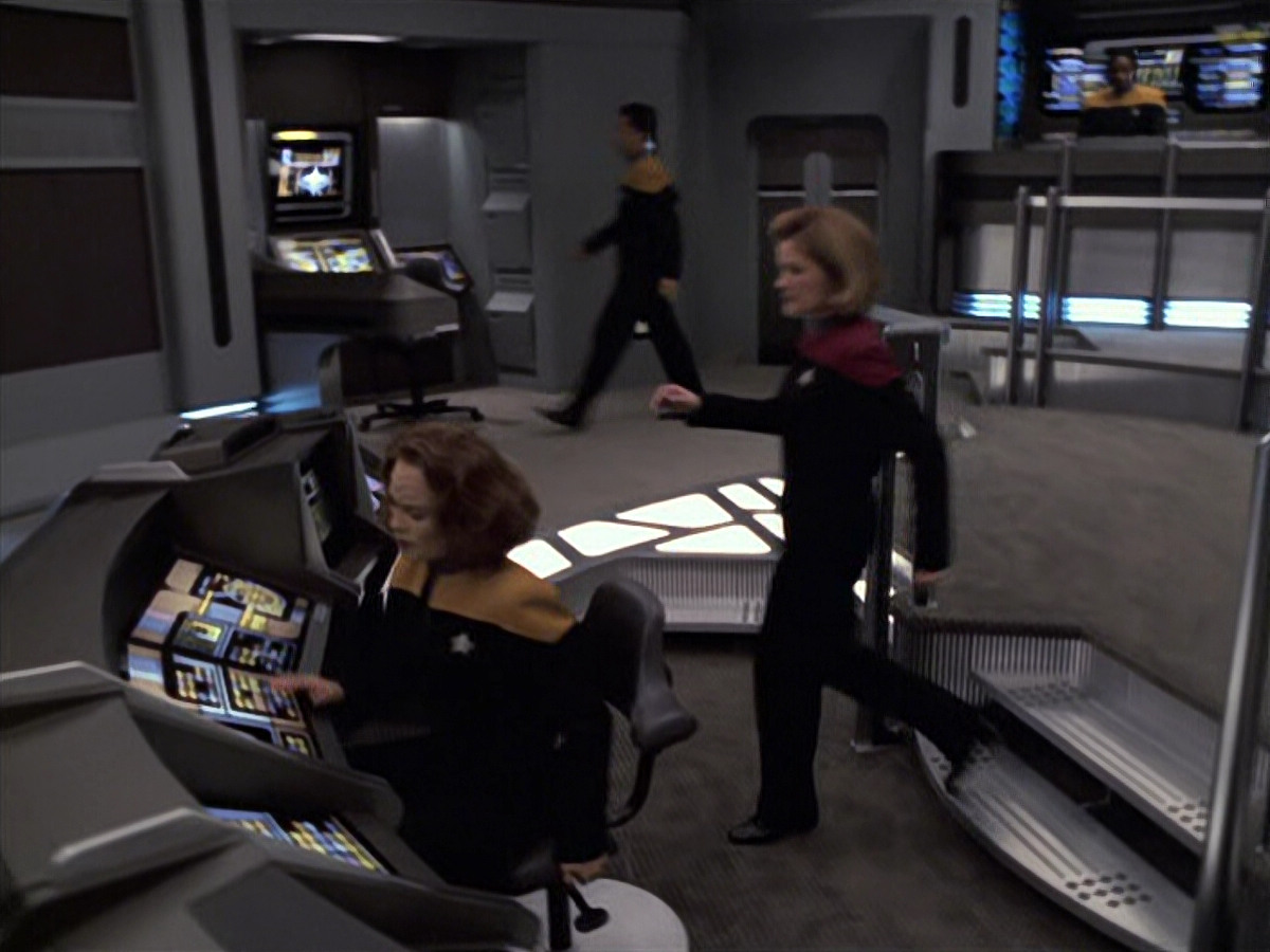extant_StarTrek_VOY_6x08-OneSmallStep_03390.jpg