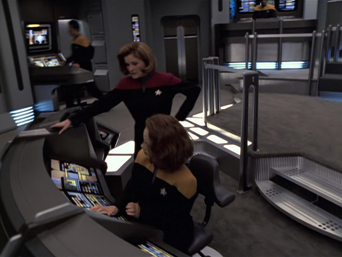 extant_StarTrek_VOY_6x08-OneSmallStep_03391.jpg