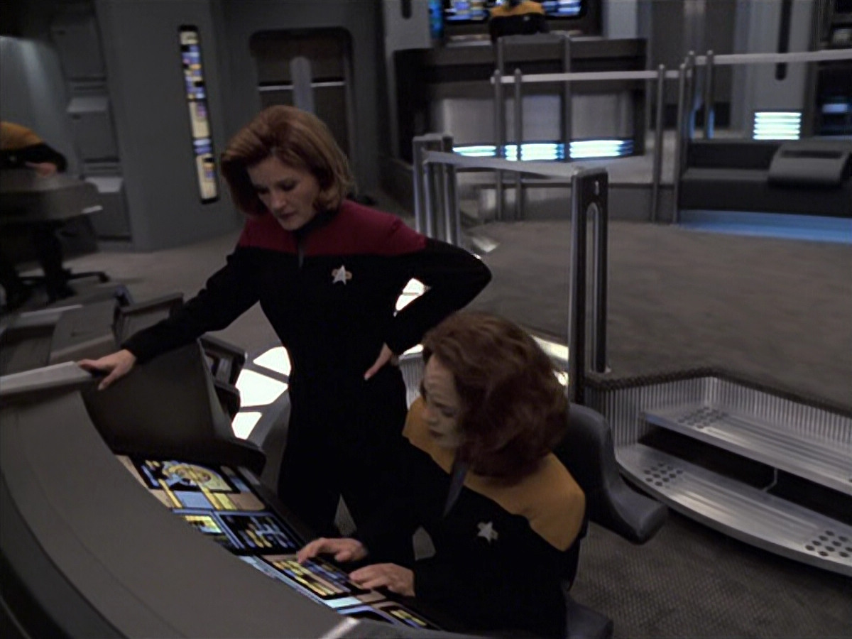 extant_StarTrek_VOY_6x08-OneSmallStep_03392.jpg
