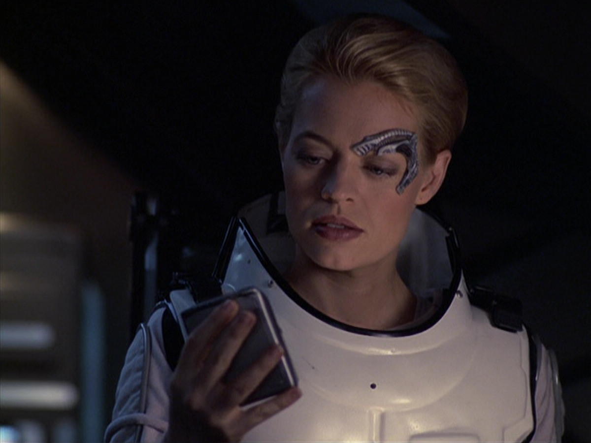 extant_StarTrek_VOY_6x08-OneSmallStep_03442.jpg
