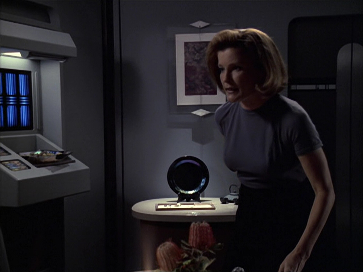 extant_StarTrek_VOY_6x09-TheVoyagerConspiracy_00325.jpg