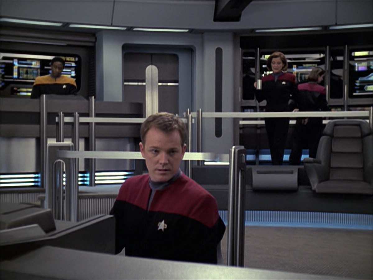 extant_StarTrek_VOY_6x09-TheVoyagerConspiracy_00449.jpg