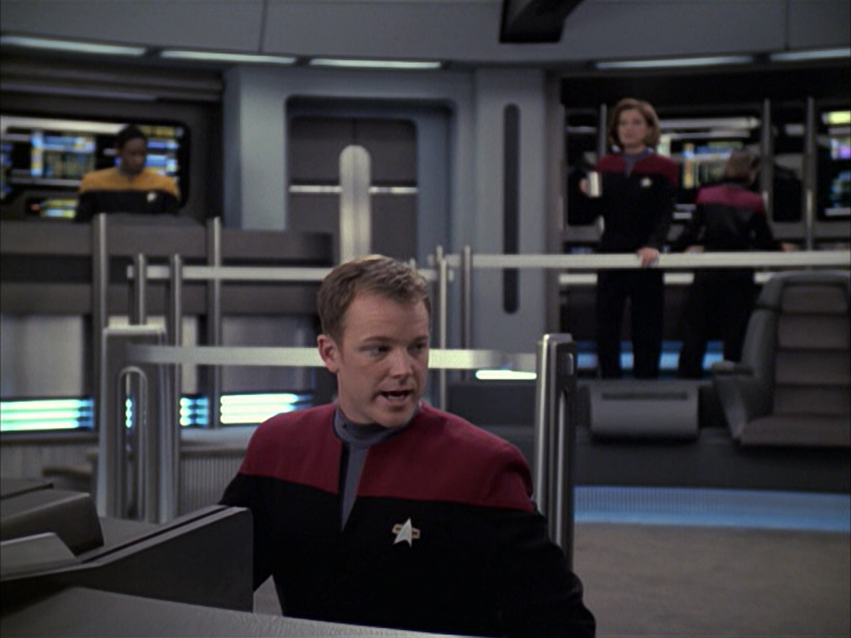 extant_StarTrek_VOY_6x09-TheVoyagerConspiracy_00450.jpg