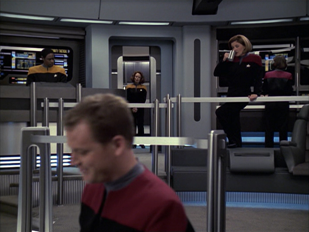 extant_StarTrek_VOY_6x09-TheVoyagerConspiracy_00455.jpg