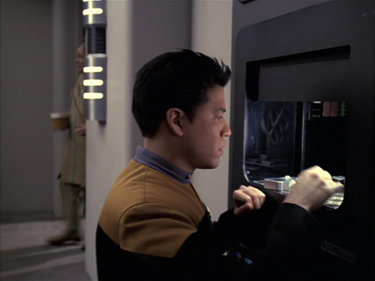 extant_StarTrek_VOY_6x09-TheVoyagerConspiracy_00520.jpg