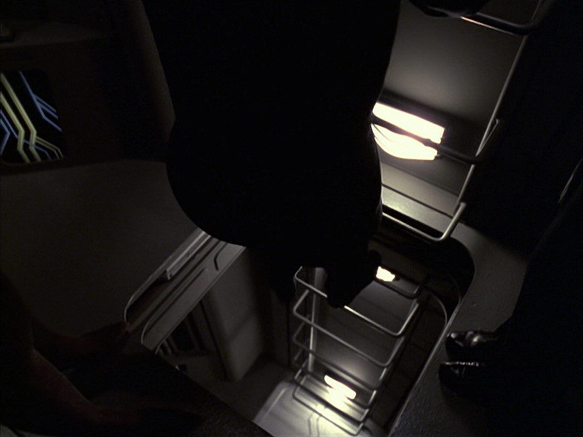 extant_StarTrek_VOY_6x09-TheVoyagerConspiracy_00591.jpg