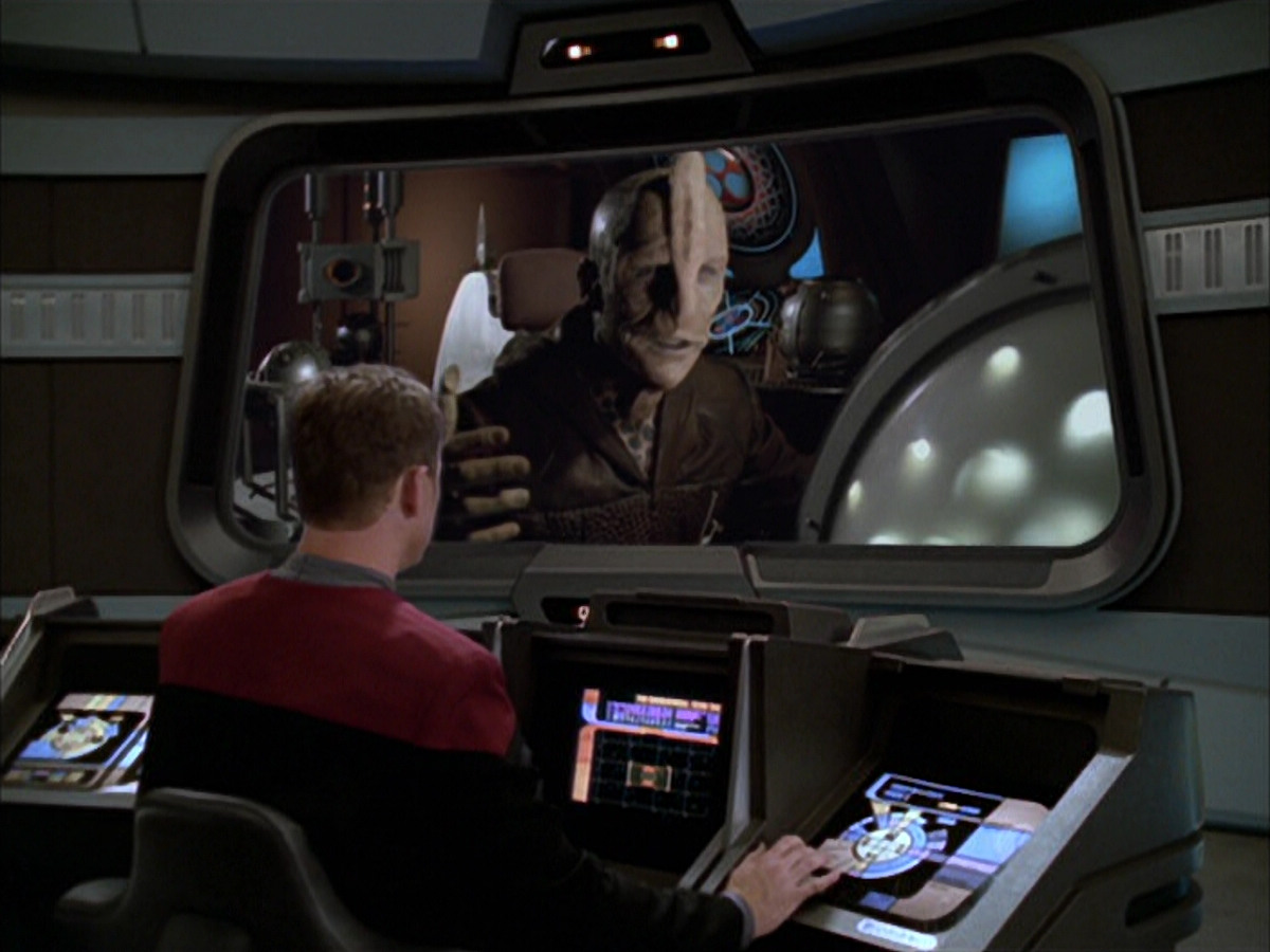 extant_StarTrek_VOY_6x09-TheVoyagerConspiracy_00686.jpg