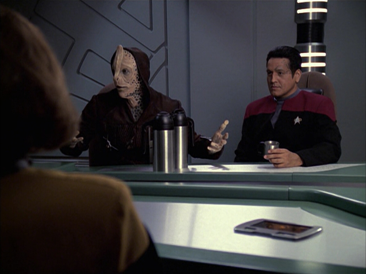 extant_StarTrek_VOY_6x09-TheVoyagerConspiracy_00756.jpg