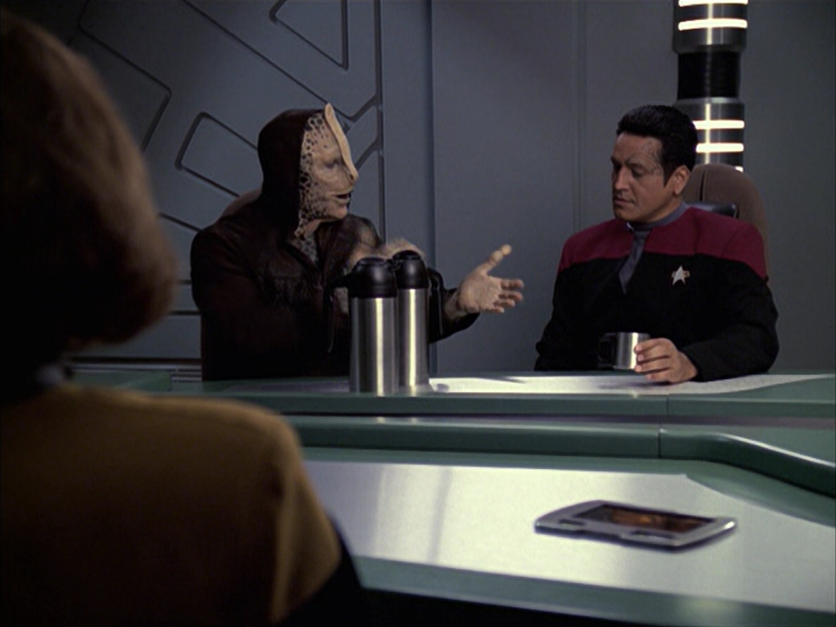 extant_StarTrek_VOY_6x09-TheVoyagerConspiracy_00761.jpg