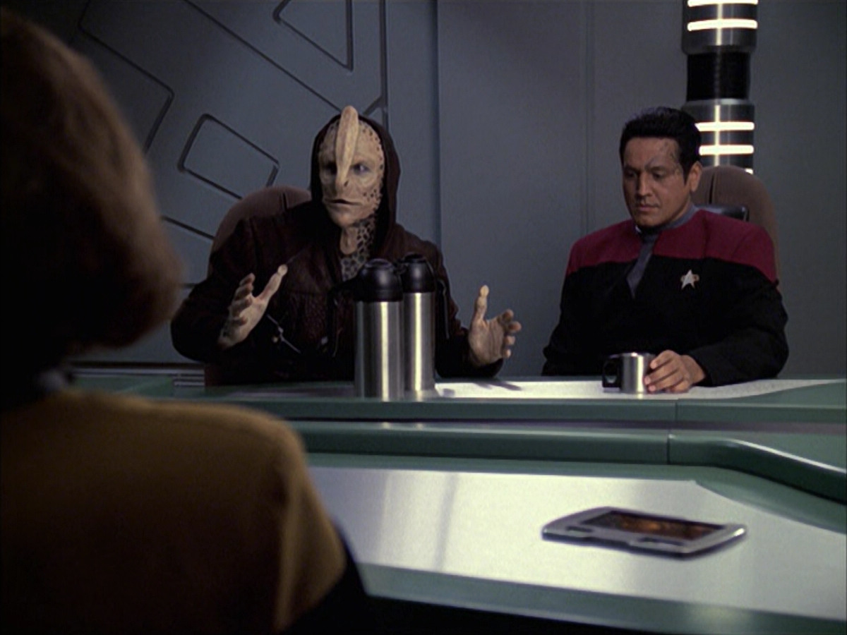 extant_StarTrek_VOY_6x09-TheVoyagerConspiracy_00764.jpg
