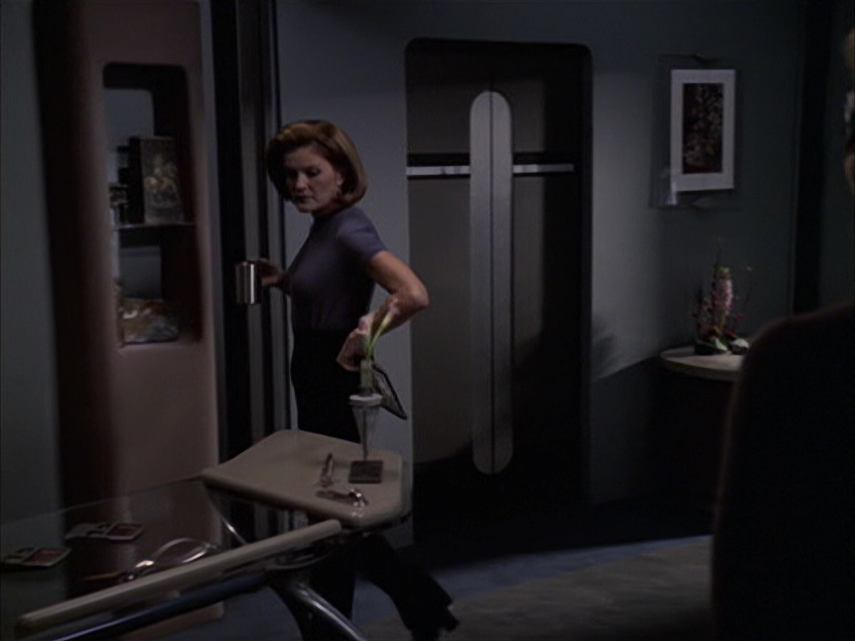 extant_StarTrek_VOY_6x09-TheVoyagerConspiracy_01000.jpg