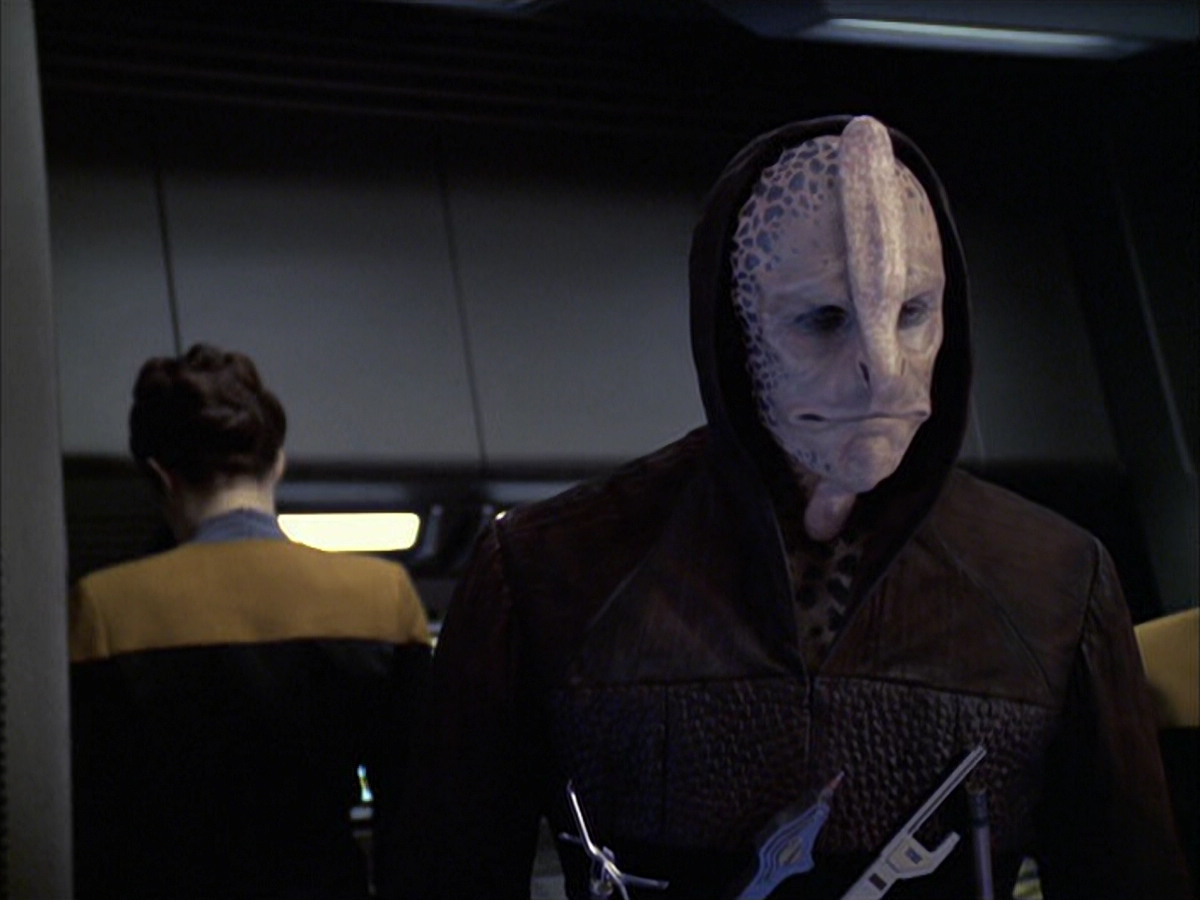 extant_StarTrek_VOY_6x09-TheVoyagerConspiracy_01048.jpg