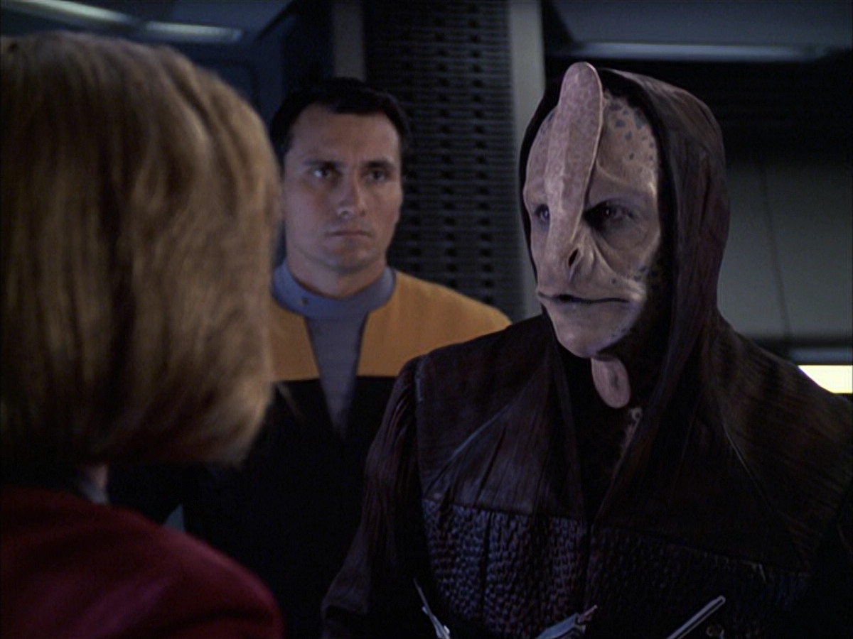 extant_StarTrek_VOY_6x09-TheVoyagerConspiracy_01069.jpg