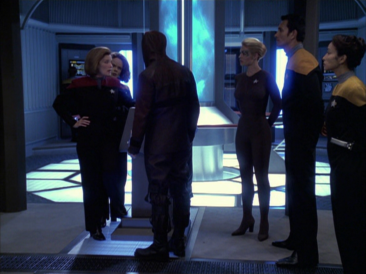 extant_StarTrek_VOY_6x09-TheVoyagerConspiracy_01096.jpg