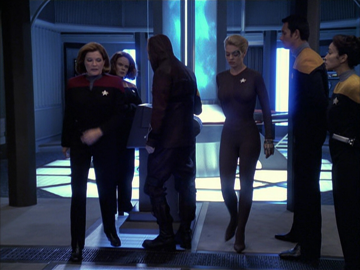 extant_StarTrek_VOY_6x09-TheVoyagerConspiracy_01098.jpg