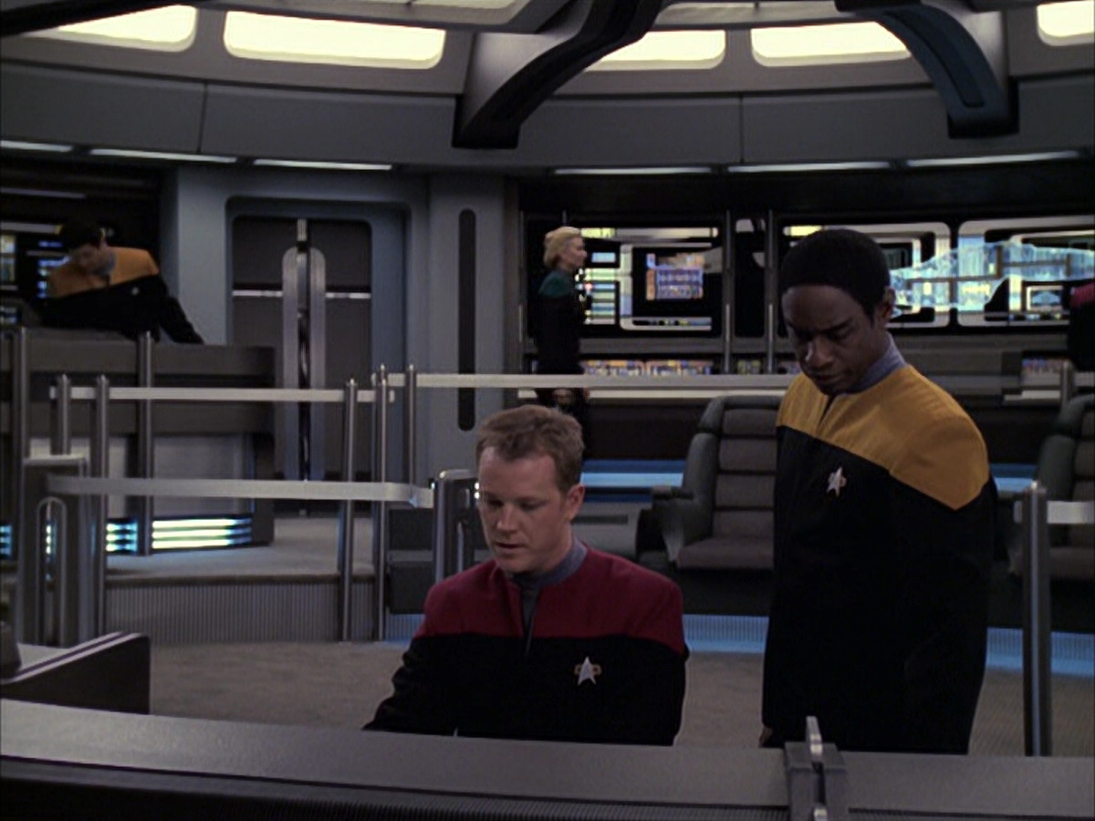 extant_StarTrek_VOY_6x09-TheVoyagerConspiracy_01251.jpg