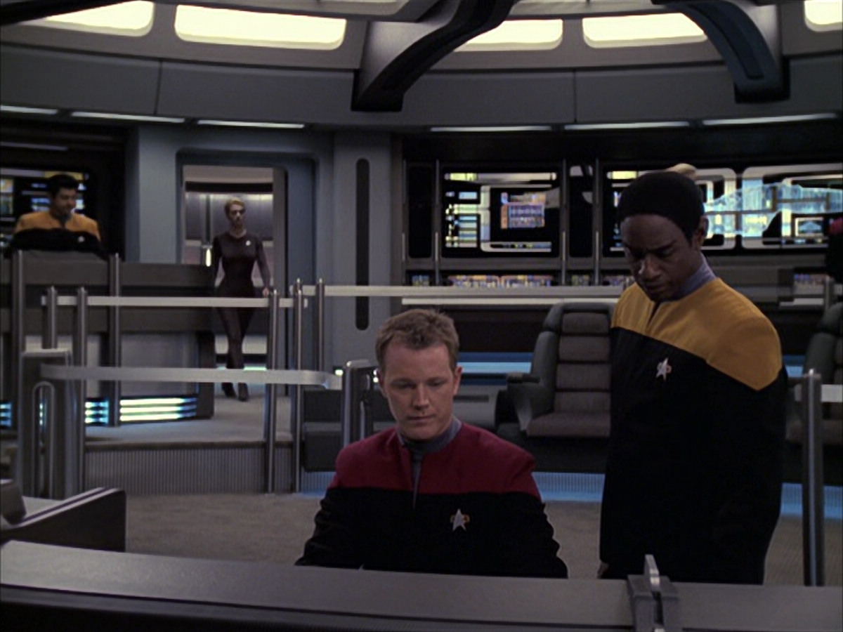 extant_StarTrek_VOY_6x09-TheVoyagerConspiracy_01253.jpg
