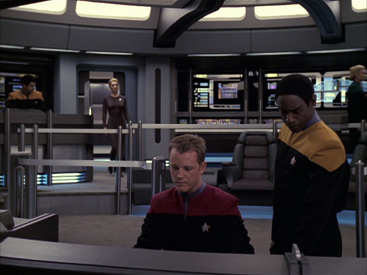 extant_StarTrek_VOY_6x09-TheVoyagerConspiracy_01254.jpg