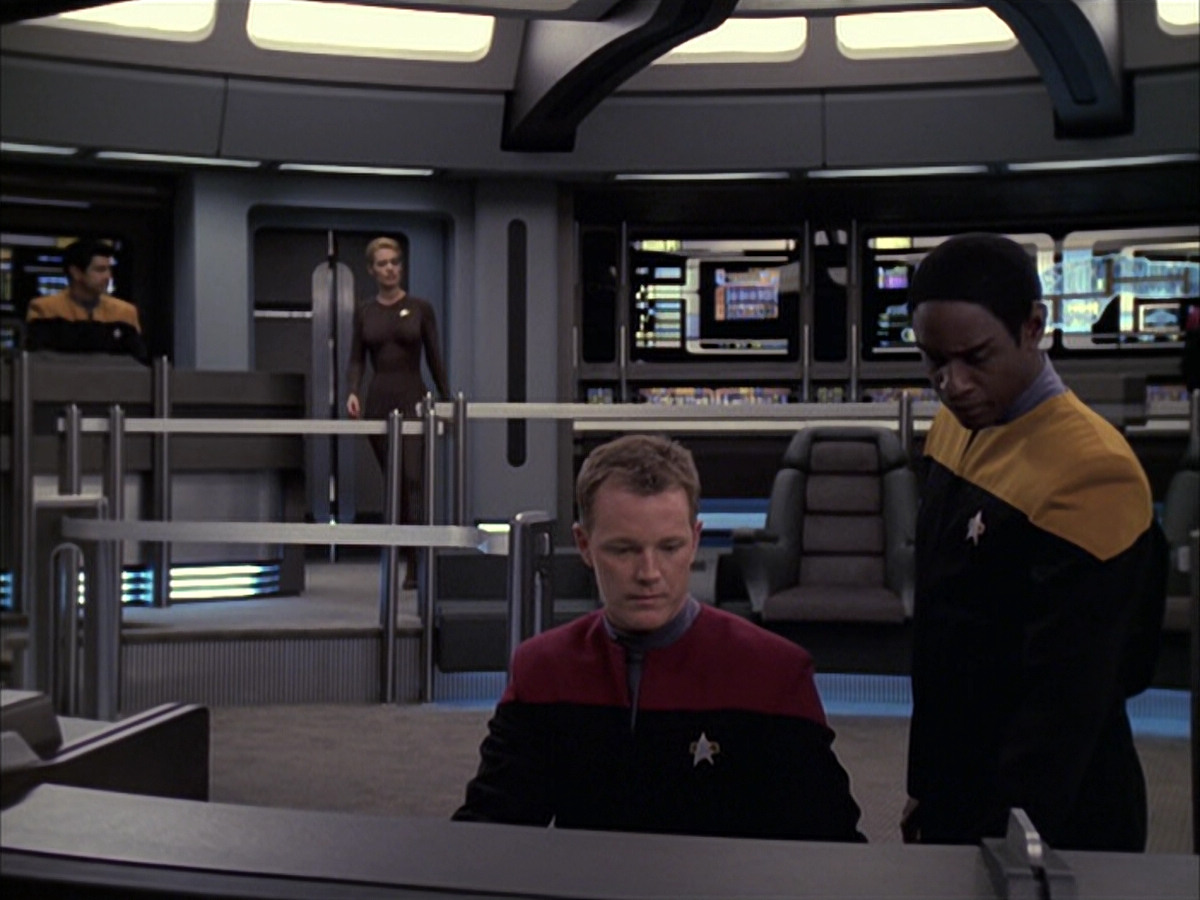 extant_StarTrek_VOY_6x09-TheVoyagerConspiracy_01255.jpg