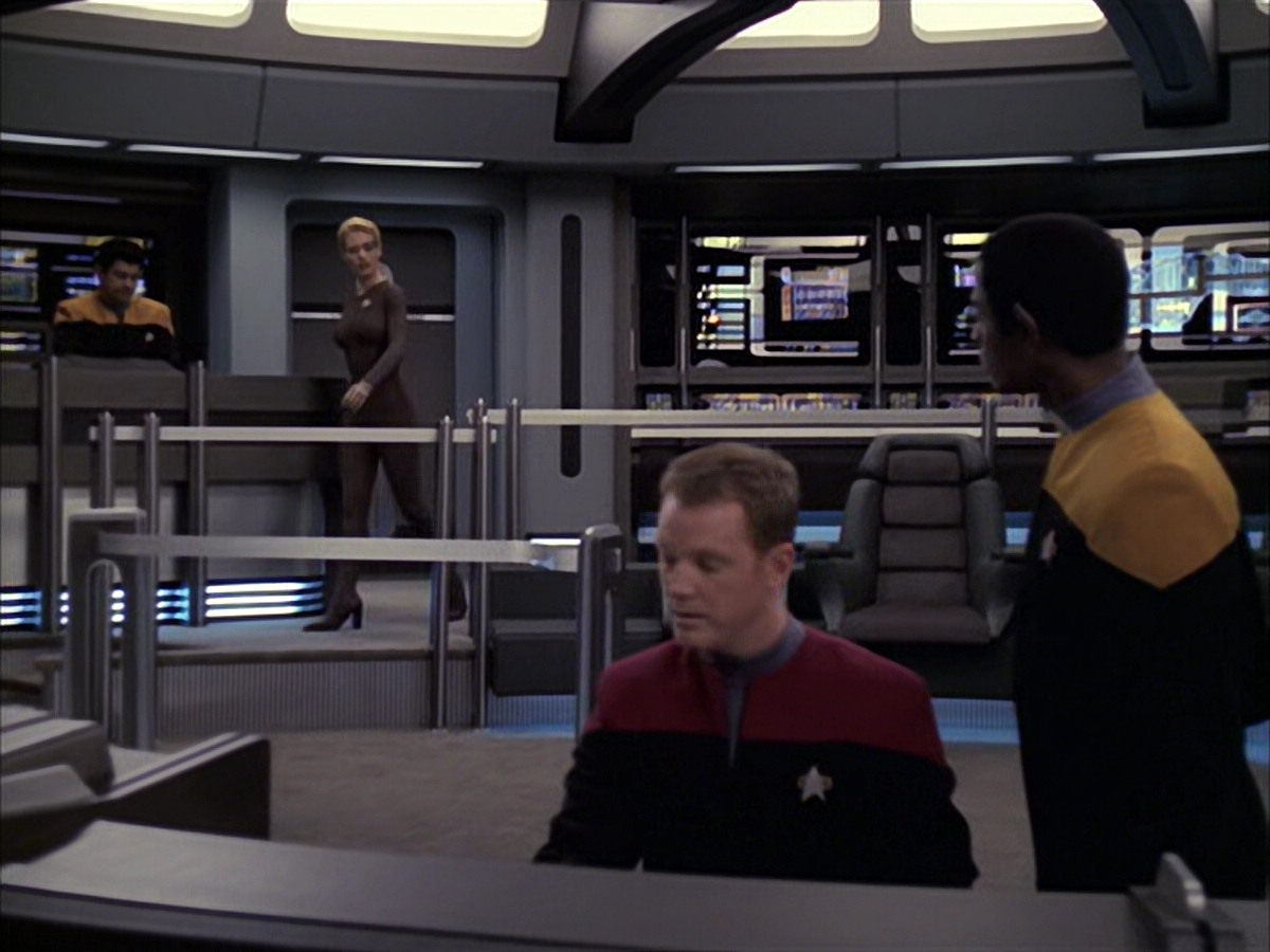 extant_StarTrek_VOY_6x09-TheVoyagerConspiracy_01256.jpg
