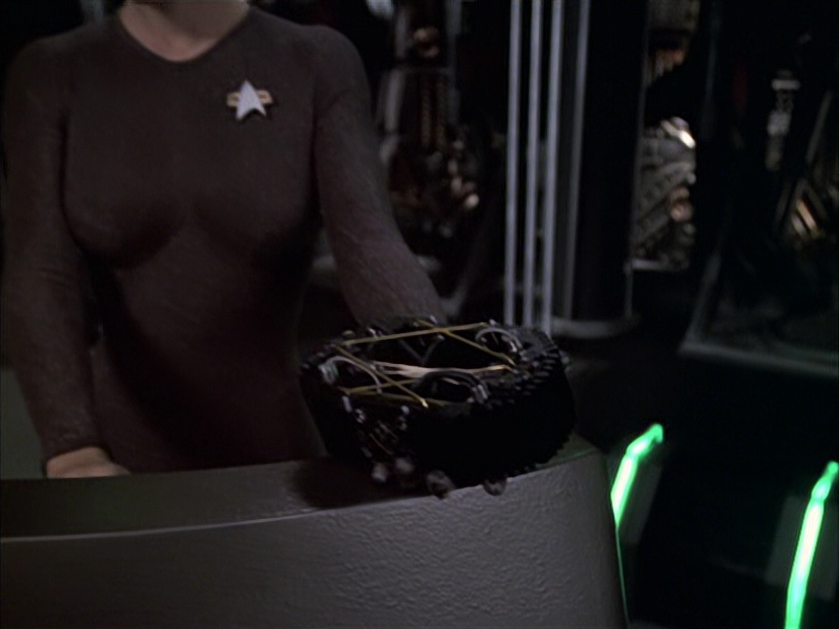 extant_StarTrek_VOY_6x09-TheVoyagerConspiracy_01537.jpg