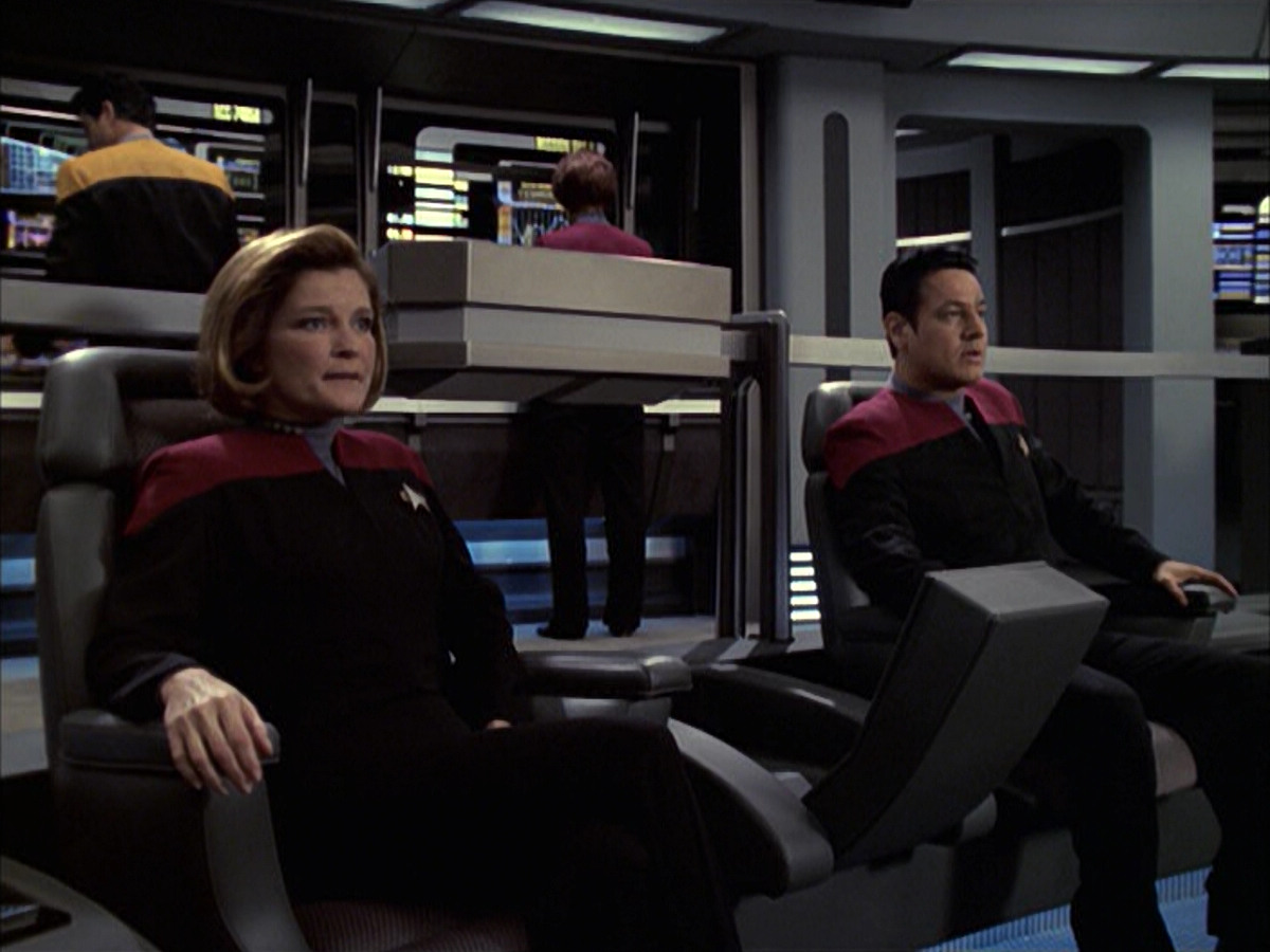 extant_StarTrek_VOY_6x09-TheVoyagerConspiracy_01582.jpg