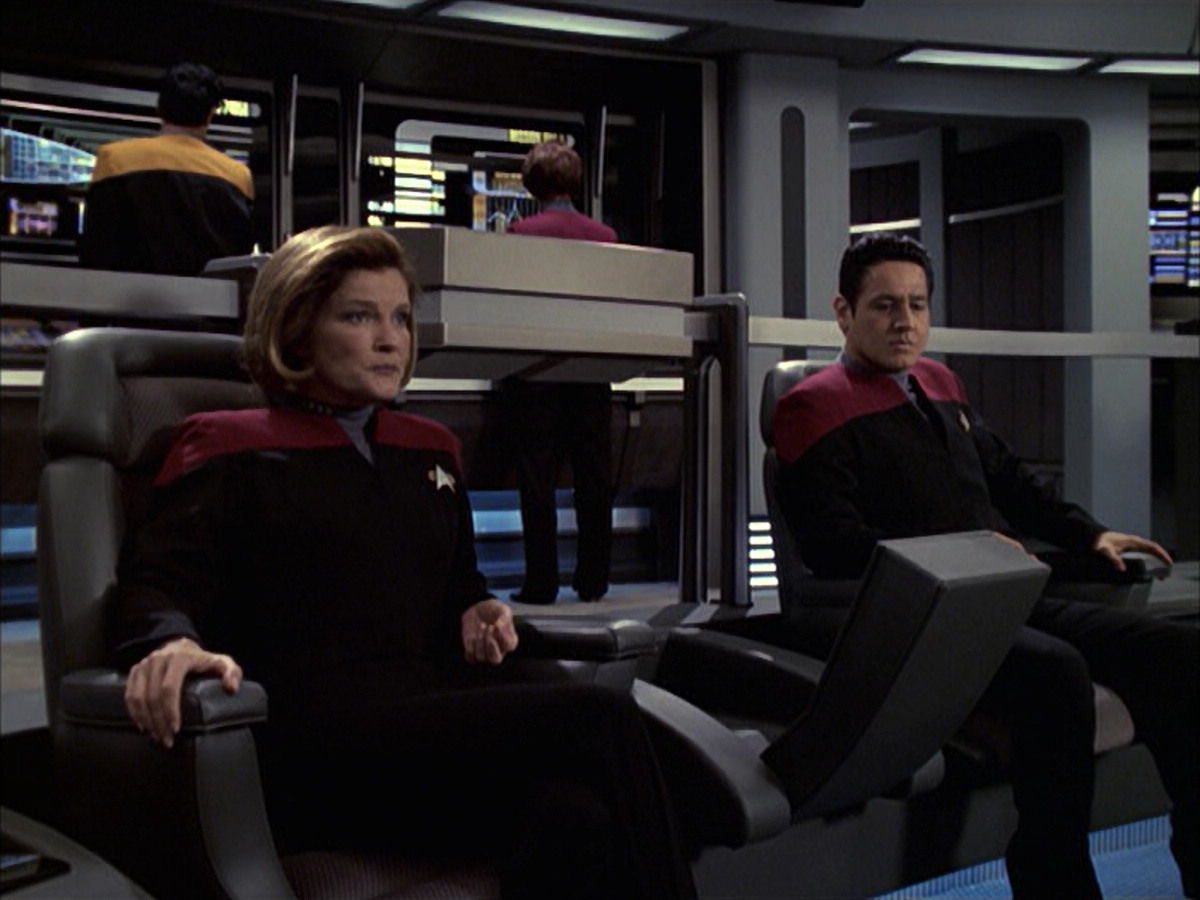 extant_StarTrek_VOY_6x09-TheVoyagerConspiracy_01637.jpg