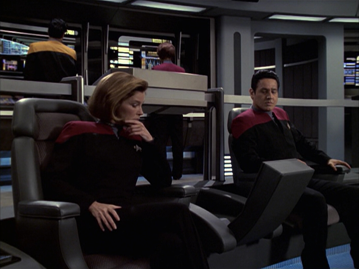 extant_StarTrek_VOY_6x09-TheVoyagerConspiracy_01639.jpg