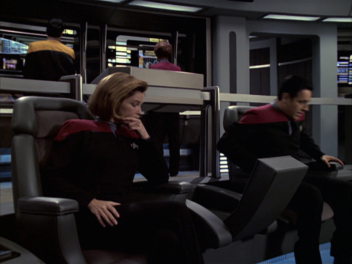 extant_StarTrek_VOY_6x09-TheVoyagerConspiracy_01641.jpg